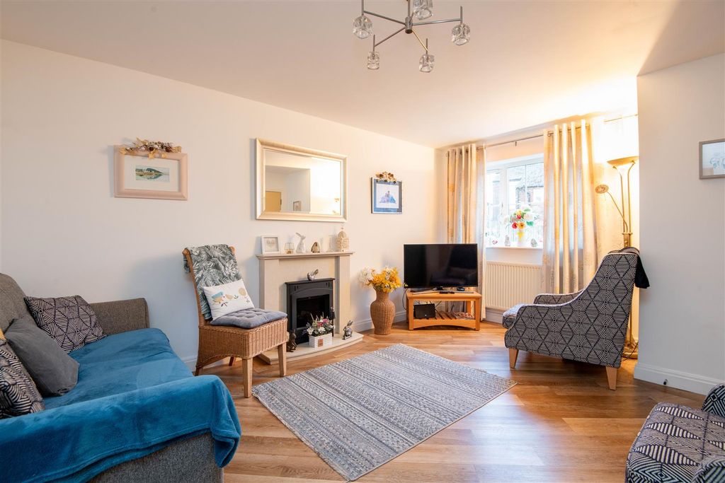 Property photo 2 of 21 Lounge