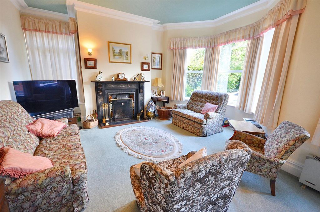 Property photo 2 of 26 Sitting Room