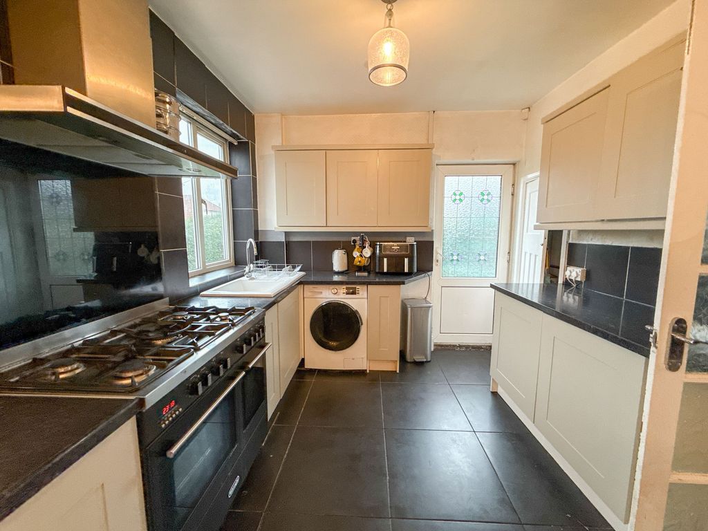 Property photo 3 of 11 Dining Kitchen