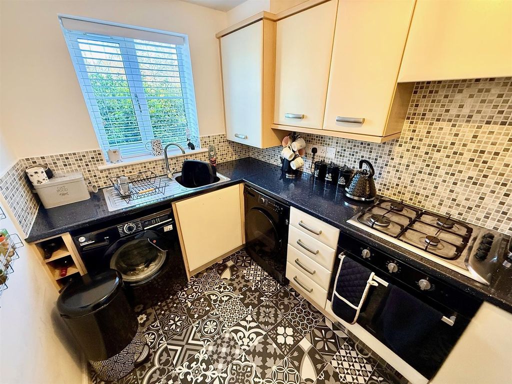 Property photo 3 of 17 Kitchen