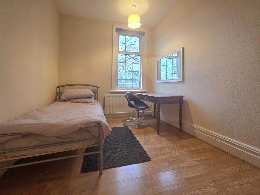 Property photo 2 of 9 Room