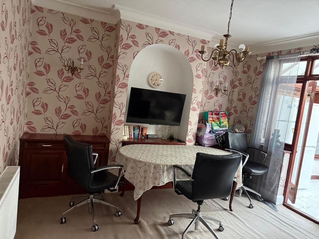 Property photo 2 of 8
