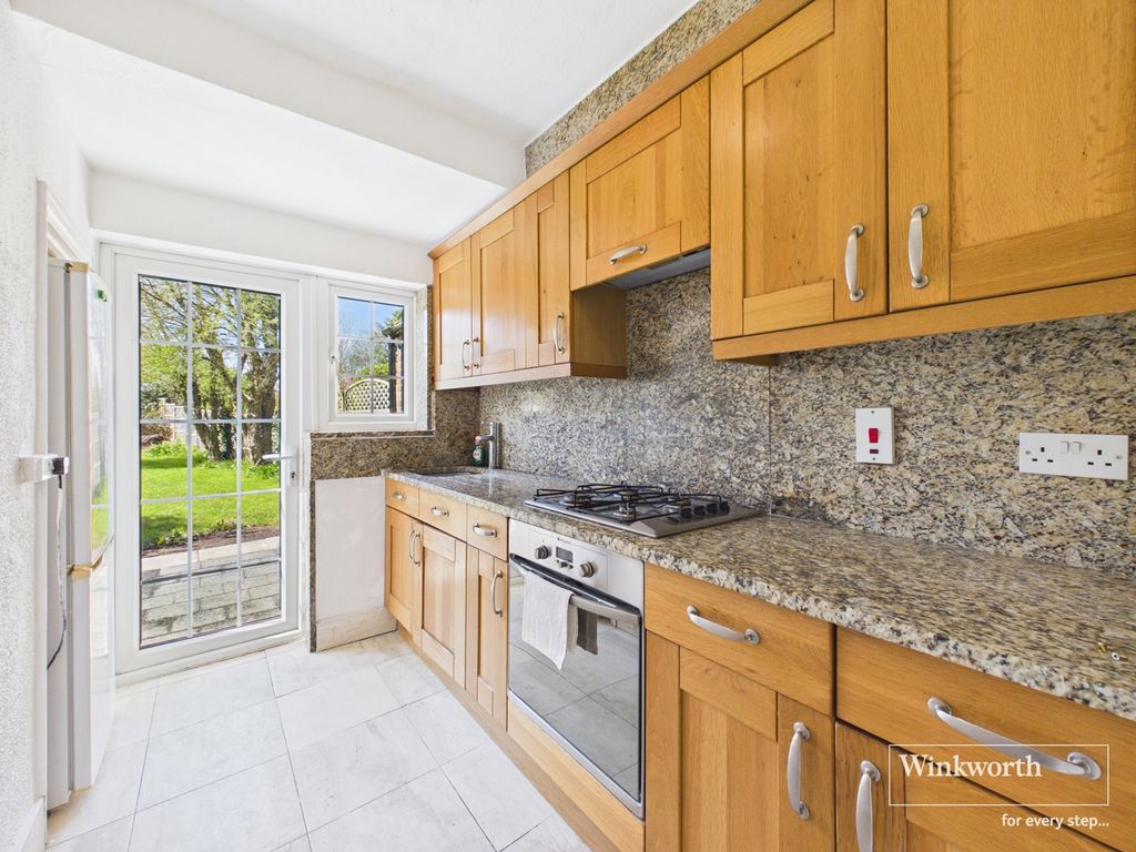Property photo 3 of 11 Kitchen
