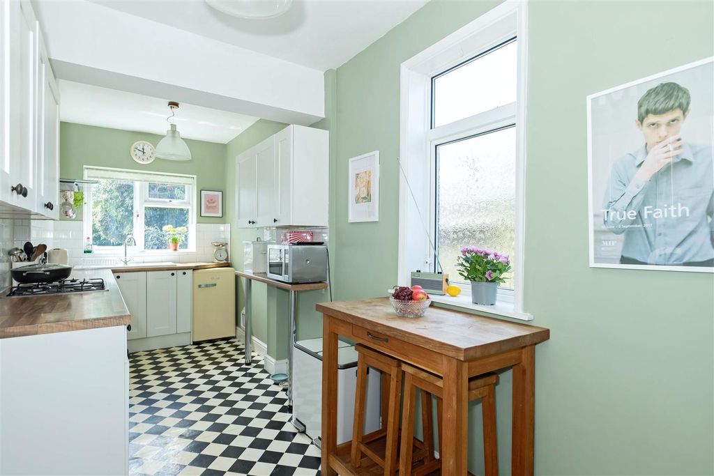 Property photo 3 of 18 54 Lyndhurst_12.Jpg