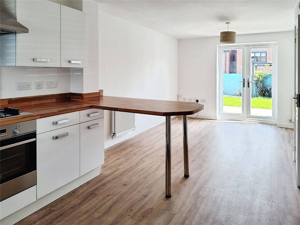 Property photo 3 of 10 Living Room/Kitchen