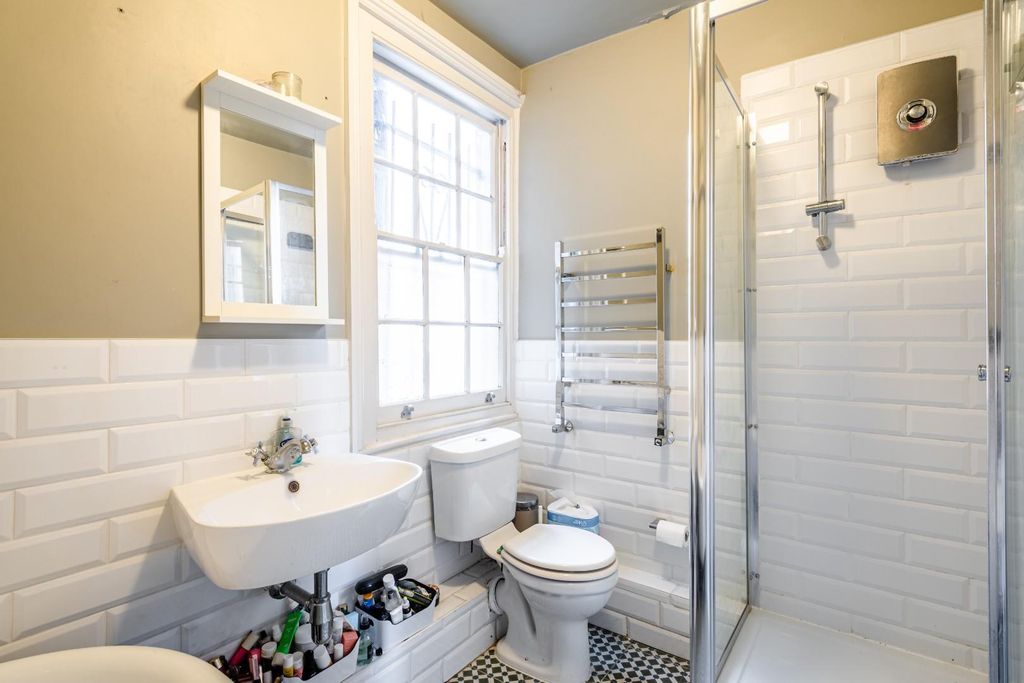 Property photo 2 of 7 Queensbridge Rd 11 F21 - 14.Jpg