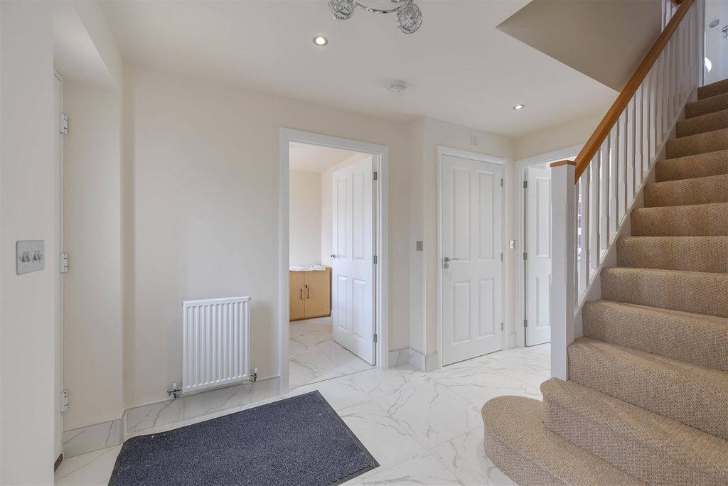 Property photo 2 of 16 9608Entrancehall.Jpg