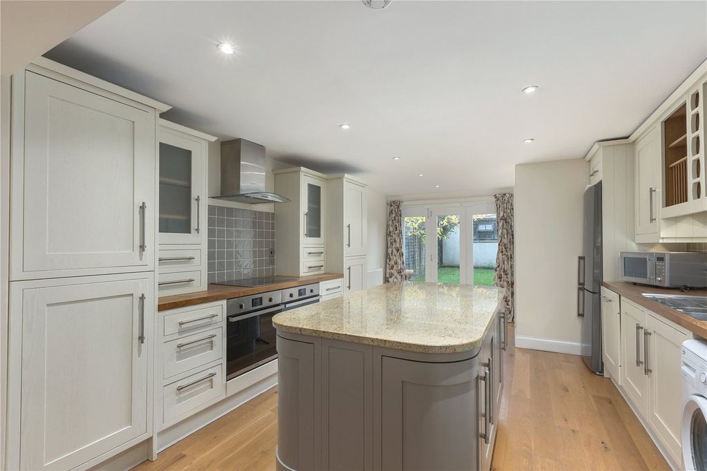 Property photo 2 of 12 Kitchen/Breakfast