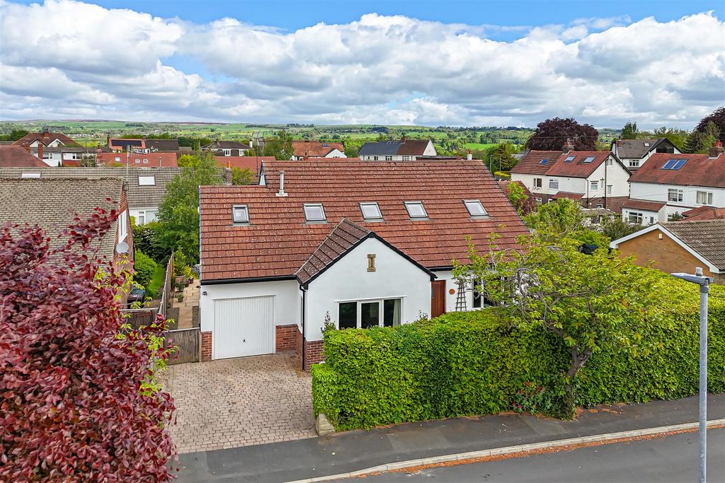Property photo 1 of 32 Hill Crescent