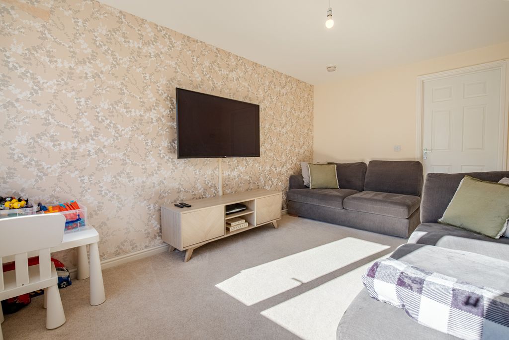 Property photo 3 of 28 Livingangle3