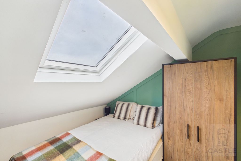 Property photo 1 of 20 Room 5