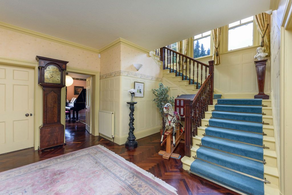 Property photo 2 of 27
