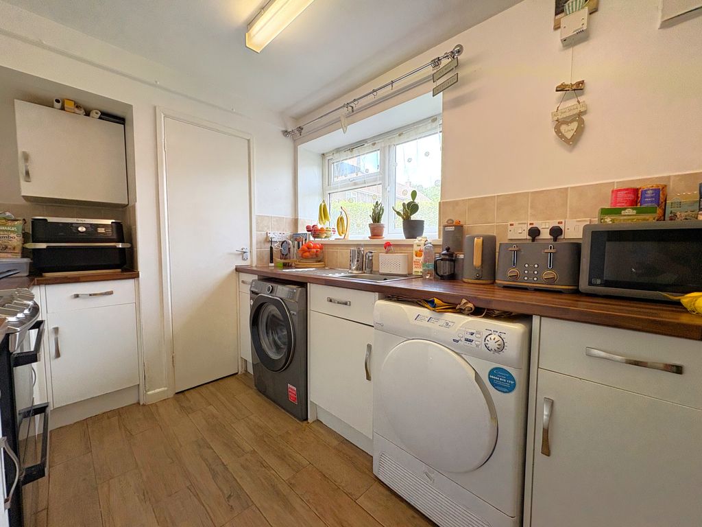 Property photo 2 of 7 Kitchen