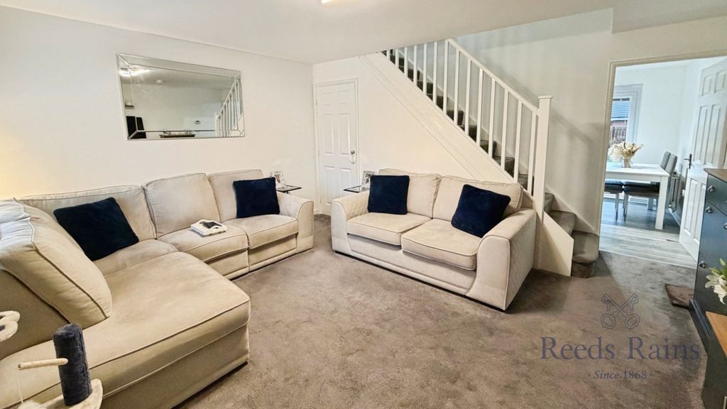 Property photo 2 of 16 Lounge