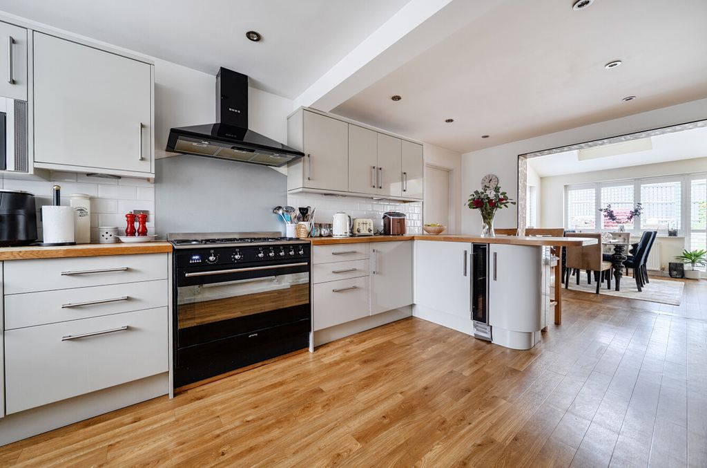 Property photo 3 of 22 1374563-16-6904De...