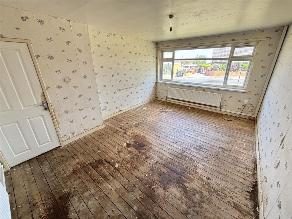 Property photo 3 of 16 Living Room