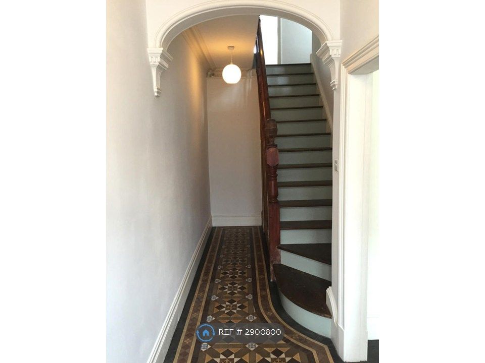Property photo 2 of 11 Entrance Hall