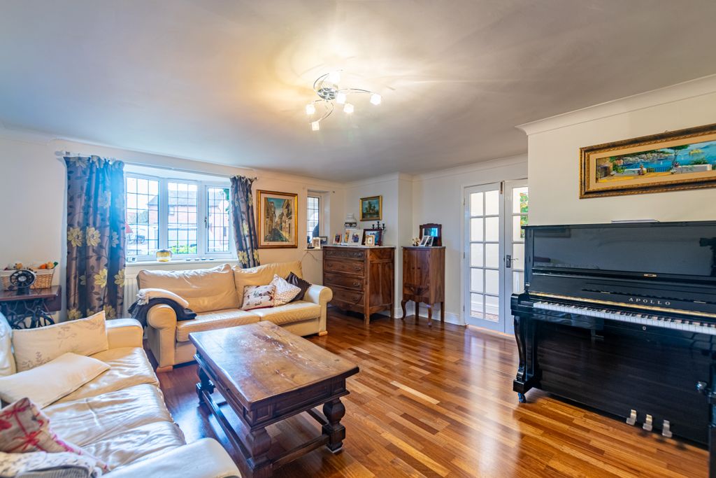 Property photo 3 of 20 Lounge11