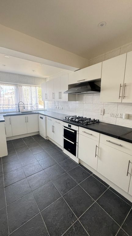 Property photo 2 of 10 Kitchen