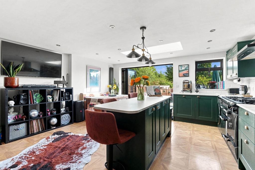 Property photo 3 of 31 Kitchen