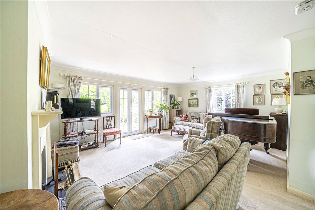 Property photo 3 of 12 Sitting