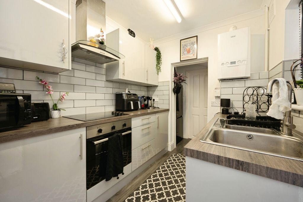 Property photo 2 of 12 Kitchen