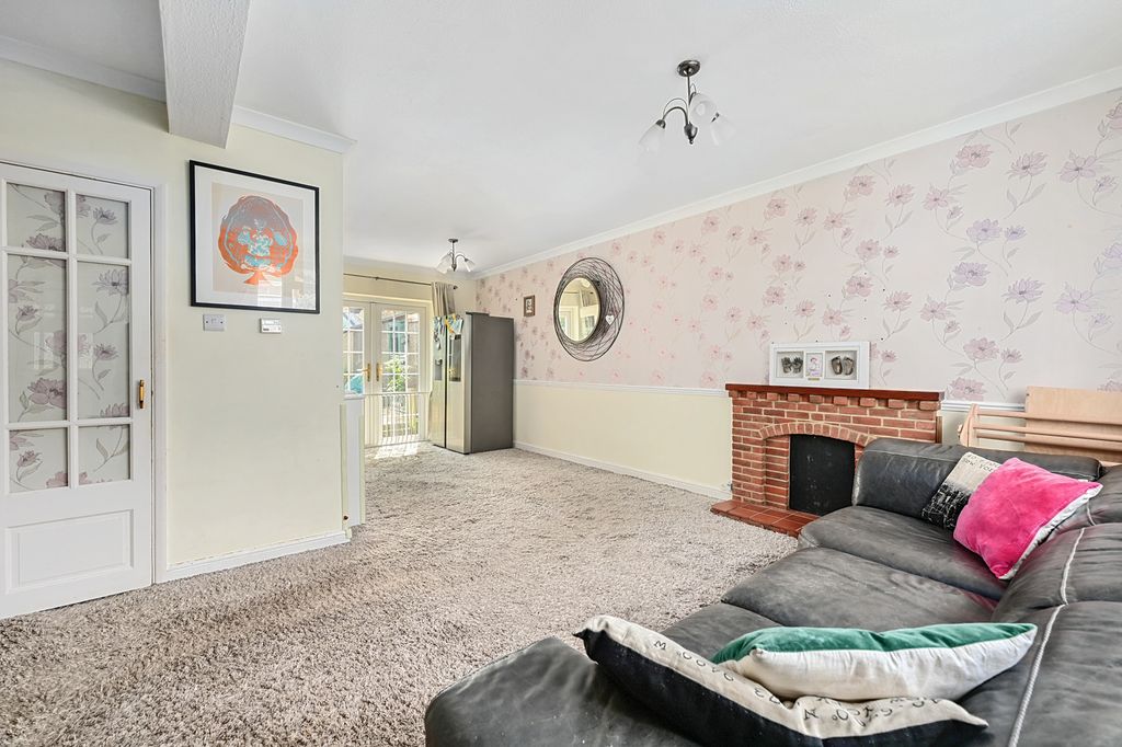 Property photo 2 of 10 22 Baird Rd (4)