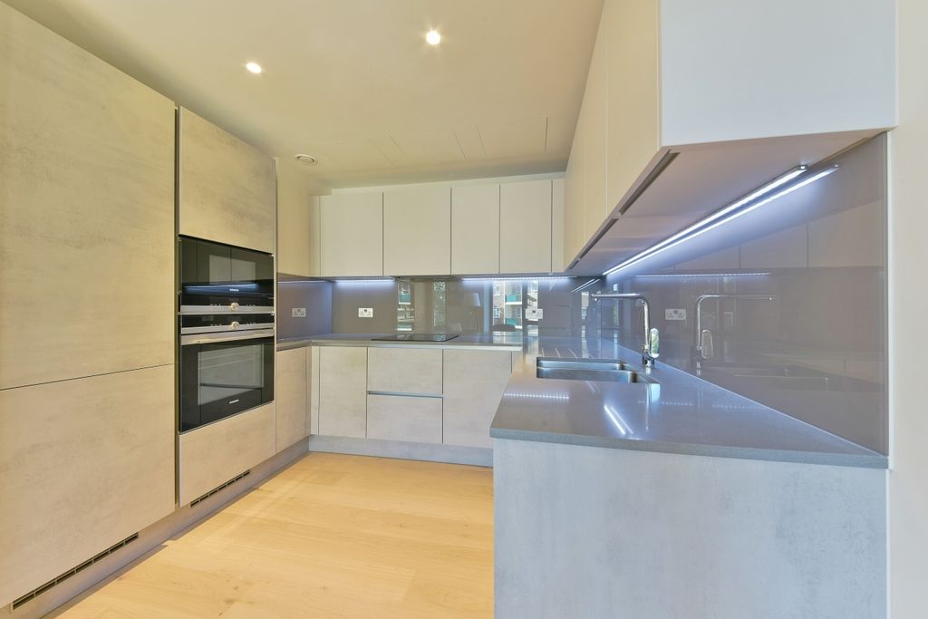 Property photo 2 of 10 Kitchen