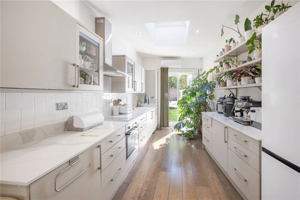 Property photo 3 of 19 Kitchen