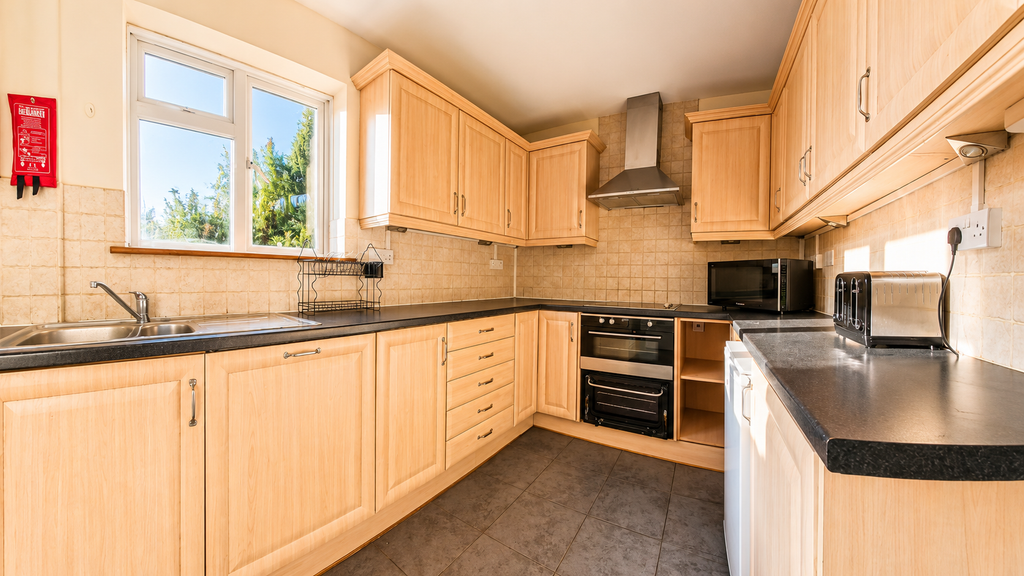 Property photo 3 of 9 Kitchen .1