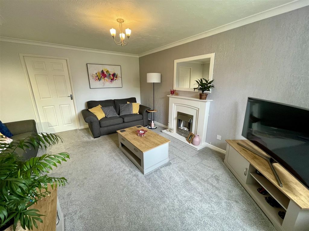 Property photo 3 of 11 Lounge