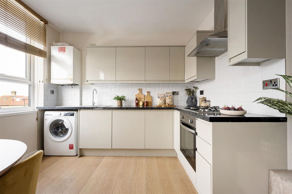 Property photo 2 of 25 Eastwood Close, E18