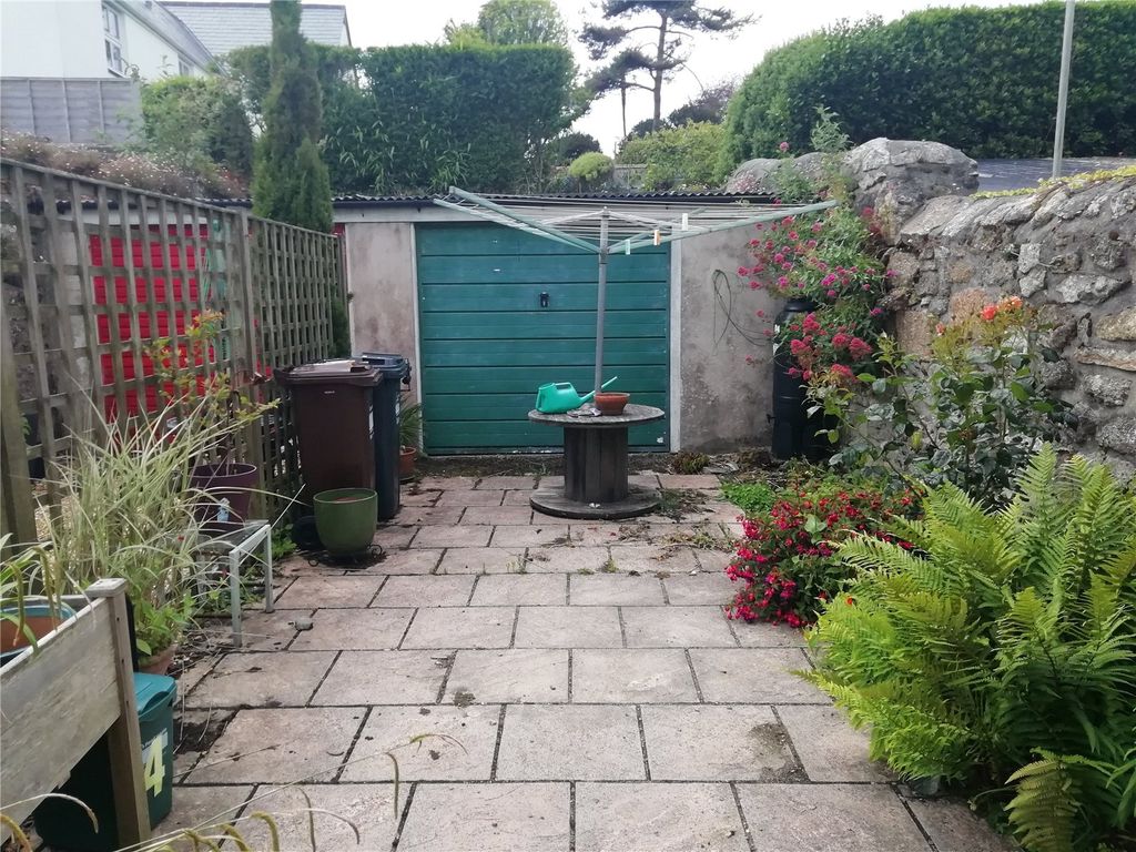 Property photo 1 of 3 Garage With Foecourt