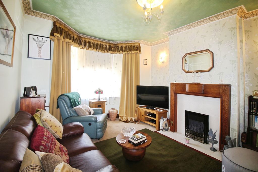 Property photo 2 of 12 Lounge