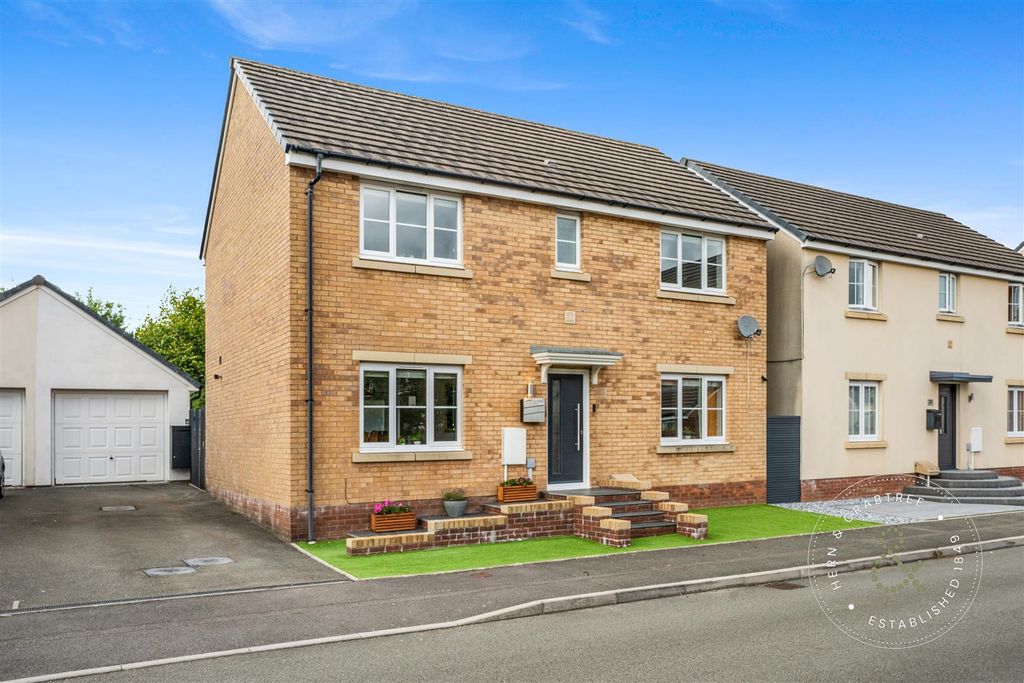 Property photo 1 of 59 Long Heath Close, Hern Crabtree (10).Jpg