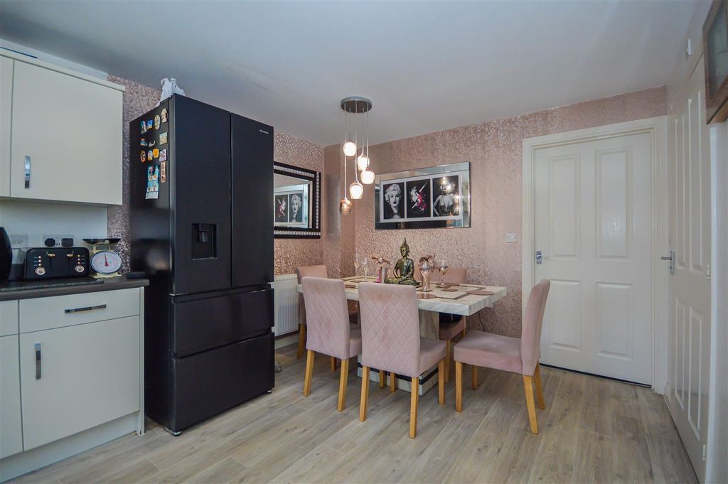 Property photo 3 of 11 Dining Kitchen