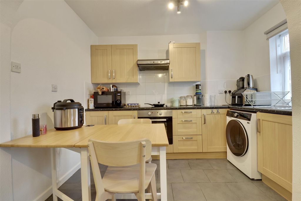 Property photo 2 of 9 27Fc9265-Bb72-4011-9224-0B58Cf3Bedb0_1_201_A.Jpeg