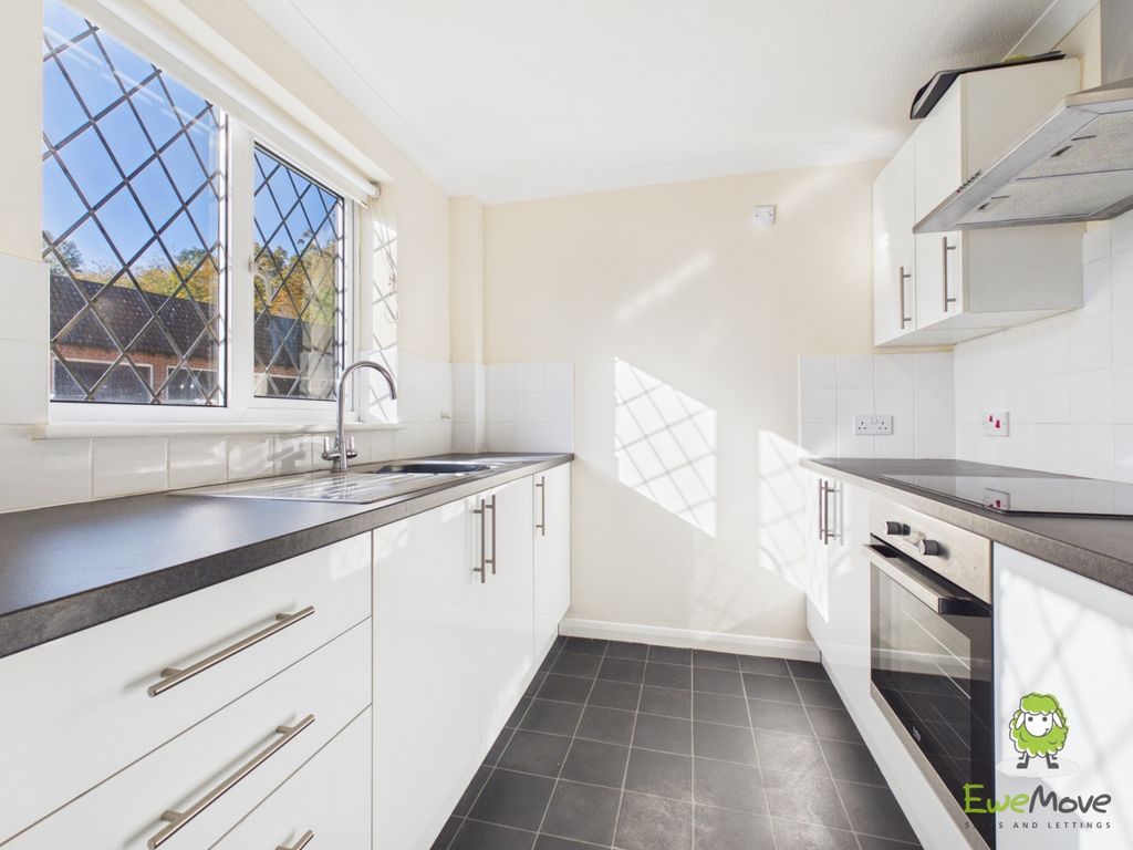 Property photo 3 of 21 Ewemove Estate Agents Basingstoke - Blackberry Wal