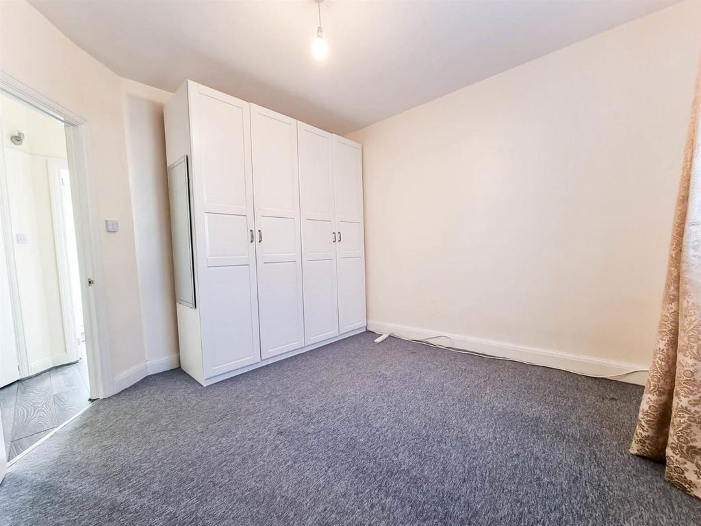 Property photo 3 of 10 Bedr1.Jpg