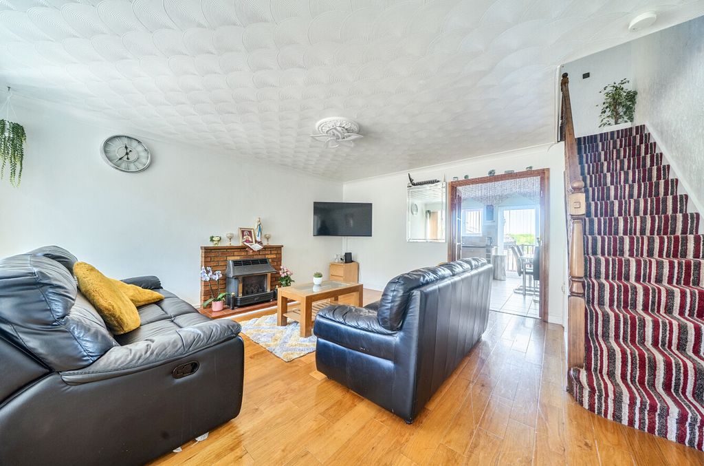 Property photo 2 of 13 1439772-18-69Eb9d...