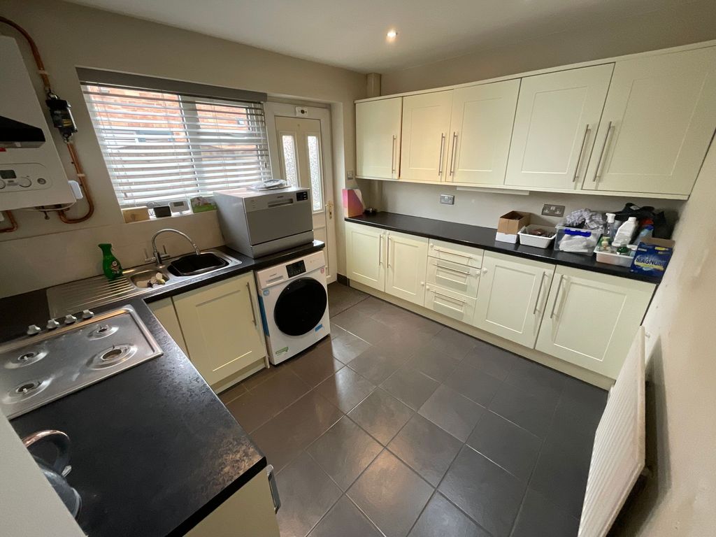 Property photo 3 of 7 Kitchen