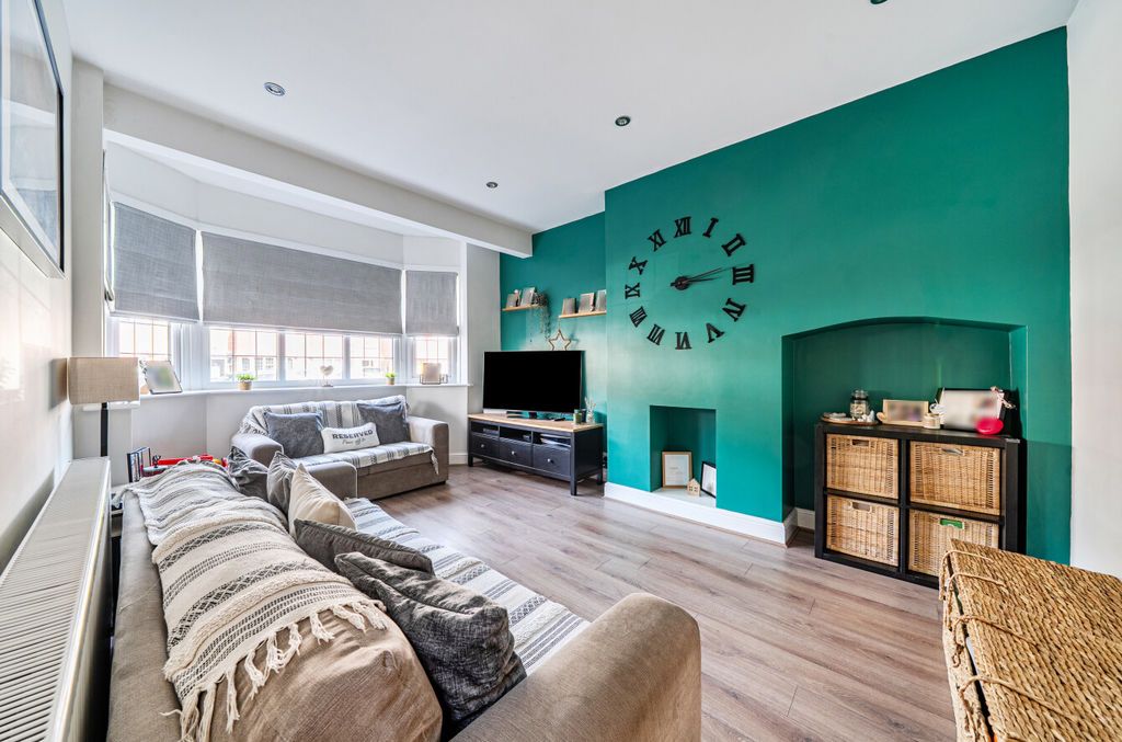 Property photo 2 of 19 Lounge Angle 1