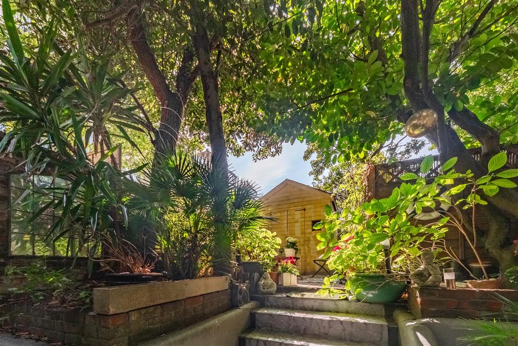Property photo 2 of 11 Garden