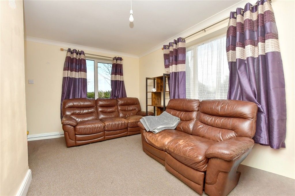 Property photo 3 of 7 Lounge