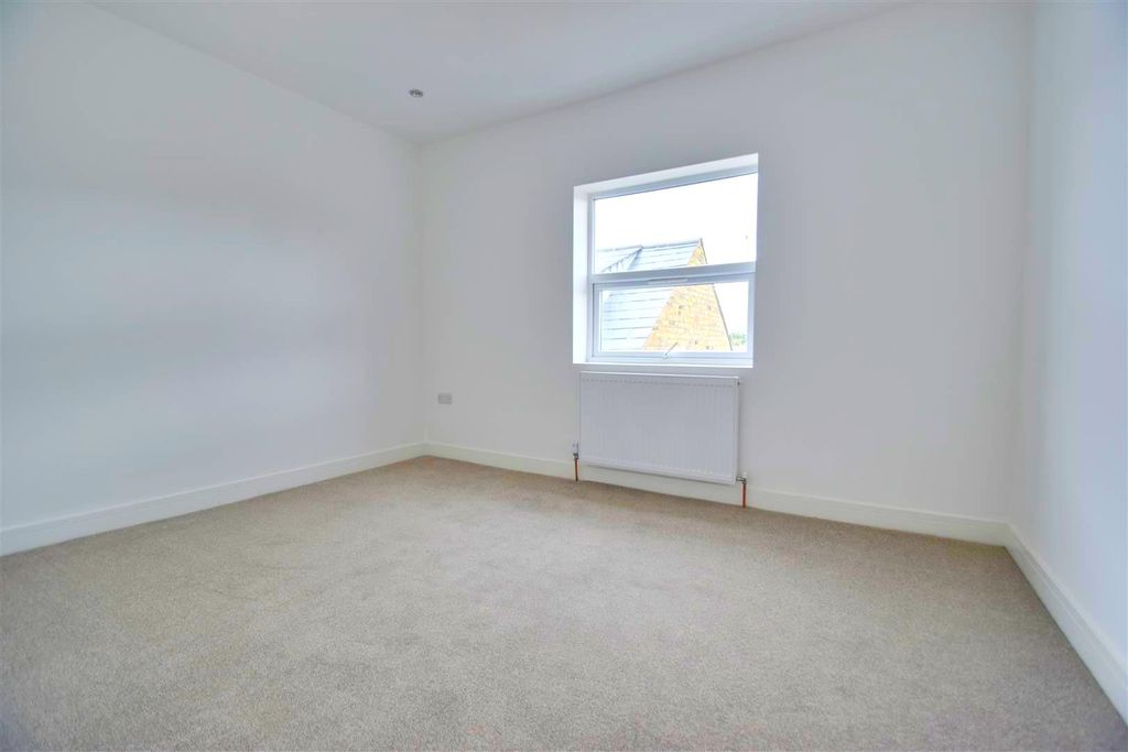 Property photo 3 of 5 Bedroom.Png