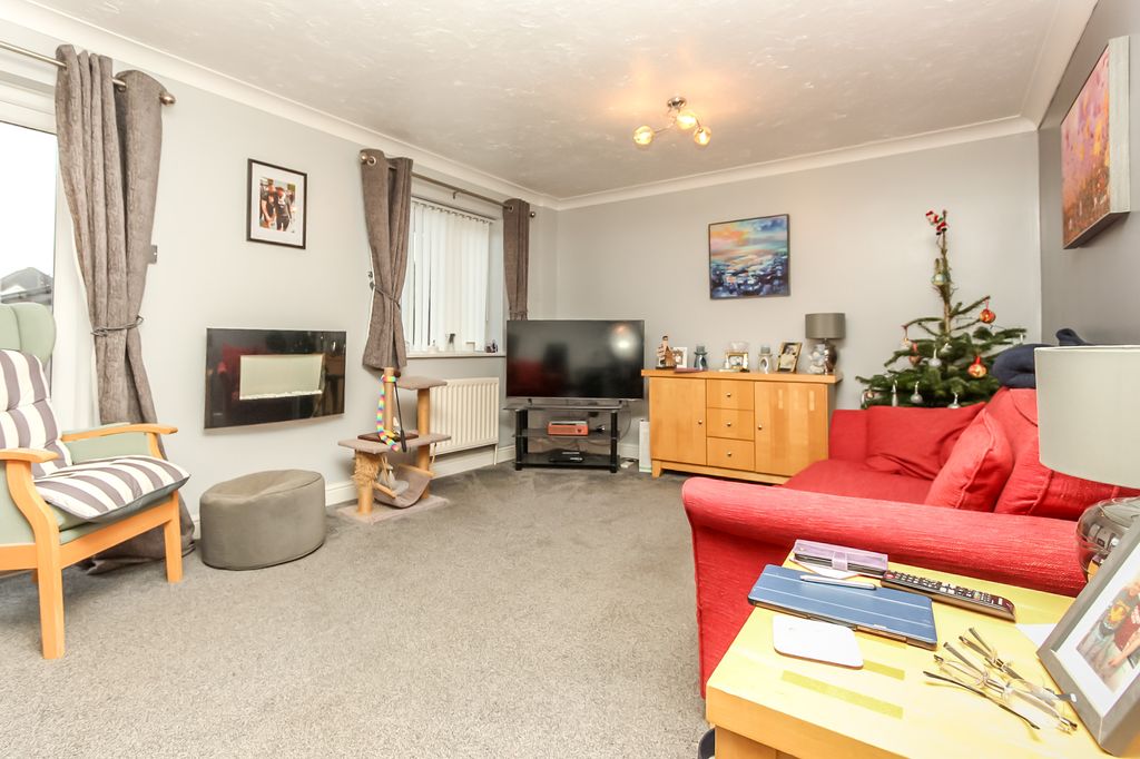 Property photo 2 of 12 Lounge