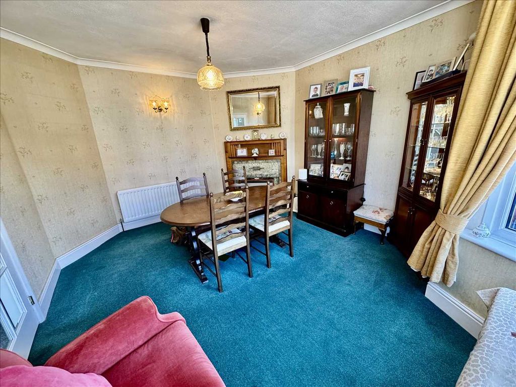 Property photo 3 of 12 Lounge