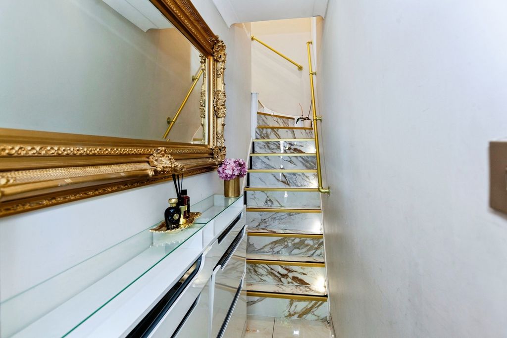 Property photo 2 of 16 Entrance Hall