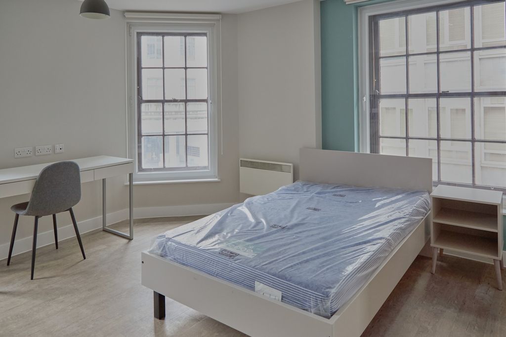 Property photo 1 of 3 A Spacious And Bright Double Bedroom Featuring Lar...