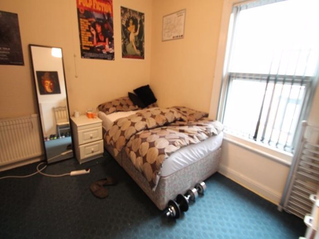 Property photo 1 of 13 A Spacious, Well-Lit Double Bedroom With A Comfort...